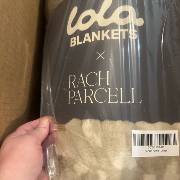 Lola Blankets/Plush Faux Fur Blanket/Throw/Size L/Tan/Cream/NEW! SEALED/NIB! - Picture 4 of 16